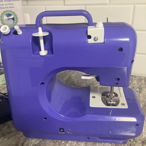 Singer Pixie Mini Sewing Machine Purple AC or Battery Powered 8 Stitches W/Box - Picture 11 of 17